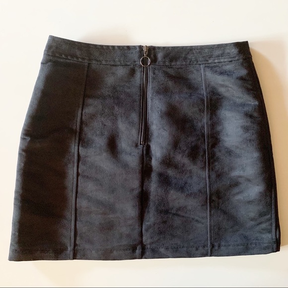 Old Navy Mini Skirt Pockets - Picture 2 of 5